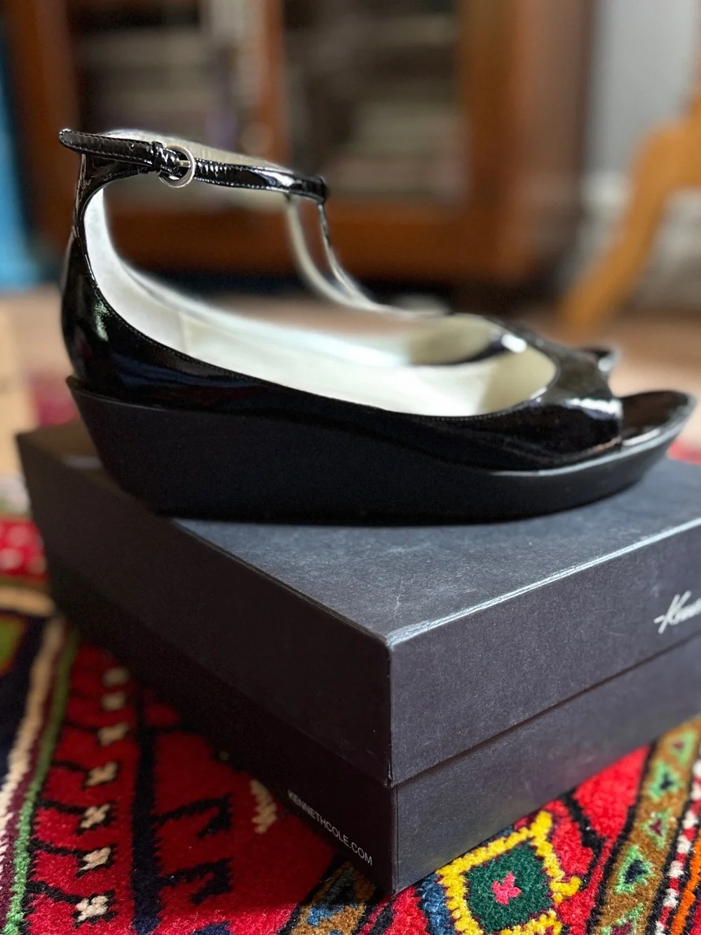 Sz 9.5 Kenneth Cole New York patent leather t strap open toe platform sandel